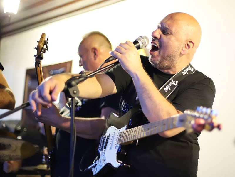 Уз наступ групе „KAL - Rock’n’Roma“ отворена X групна изложба „Стваралачка Гроцка“